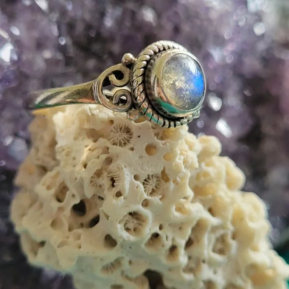 Sterling silver Moonstone ring with pretty designs on the band. - Picture 5 of 7